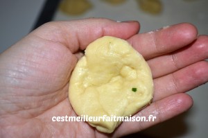 Couronne briochée au pesto et au camembert rôti