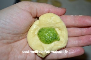 Couronne briochée au pesto et au camembert rôti