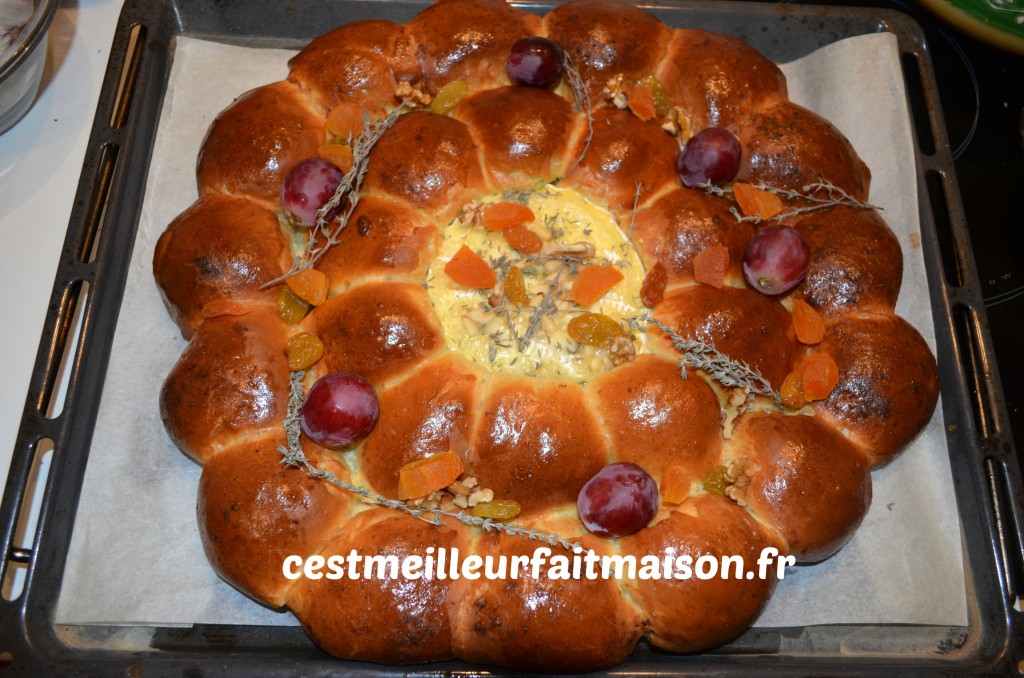 Couronne briochée au pesto et au camembert rôti