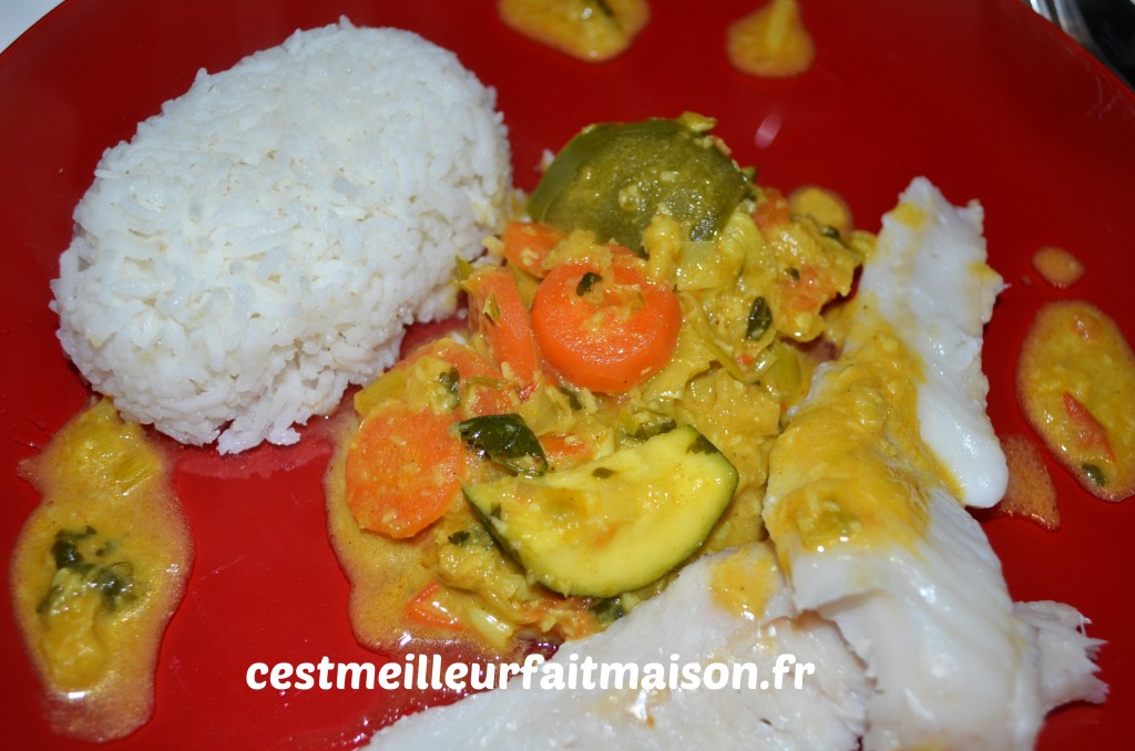 Merlu à la vapeur et légumes au curry