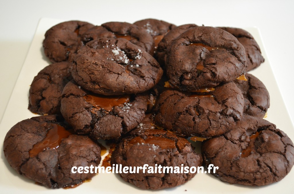 Cookies au chocolat fourrés au caramel