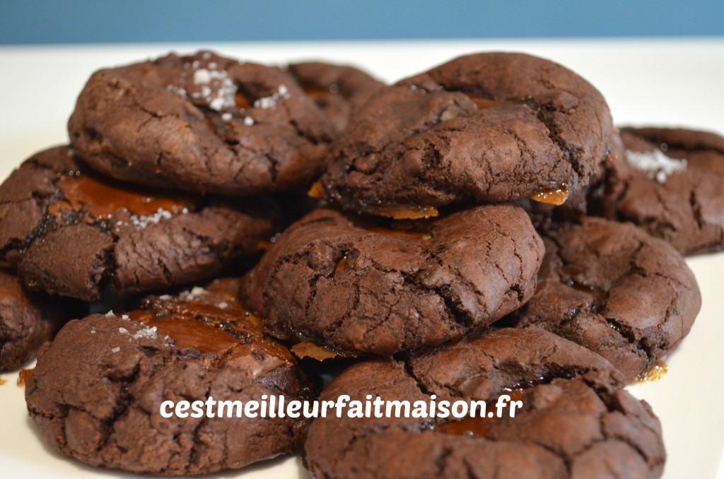 Cookies au chocolat fourrés au caramel