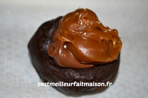 Cookies au chocolat fourrés au caramel