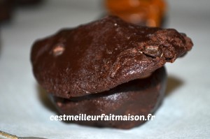 Cookies au chocolat fourrés au caramel