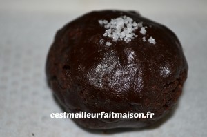 Cookies au chocolat fourrés au caramel