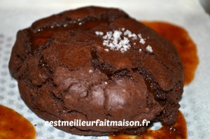 Cookies au chocolat fourrés au caramel