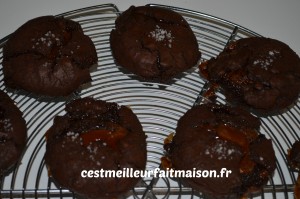 Cookies au chocolat fourrés au caramel