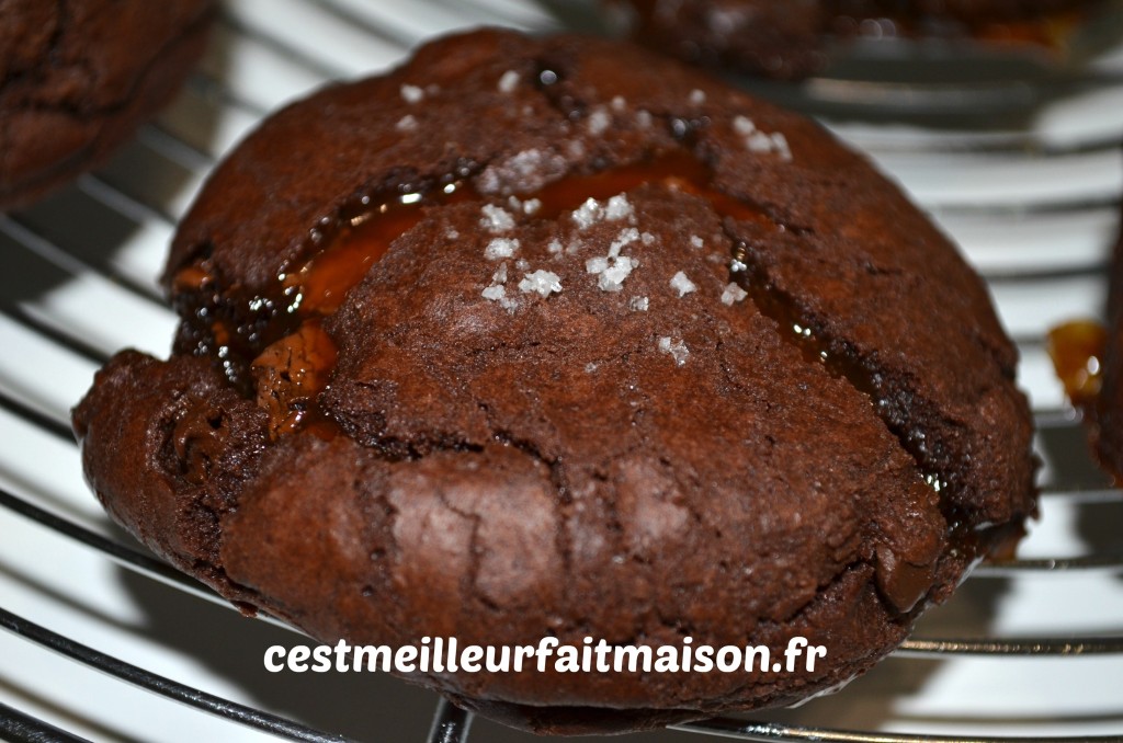 Cookies au chocolat fourrés au caramel