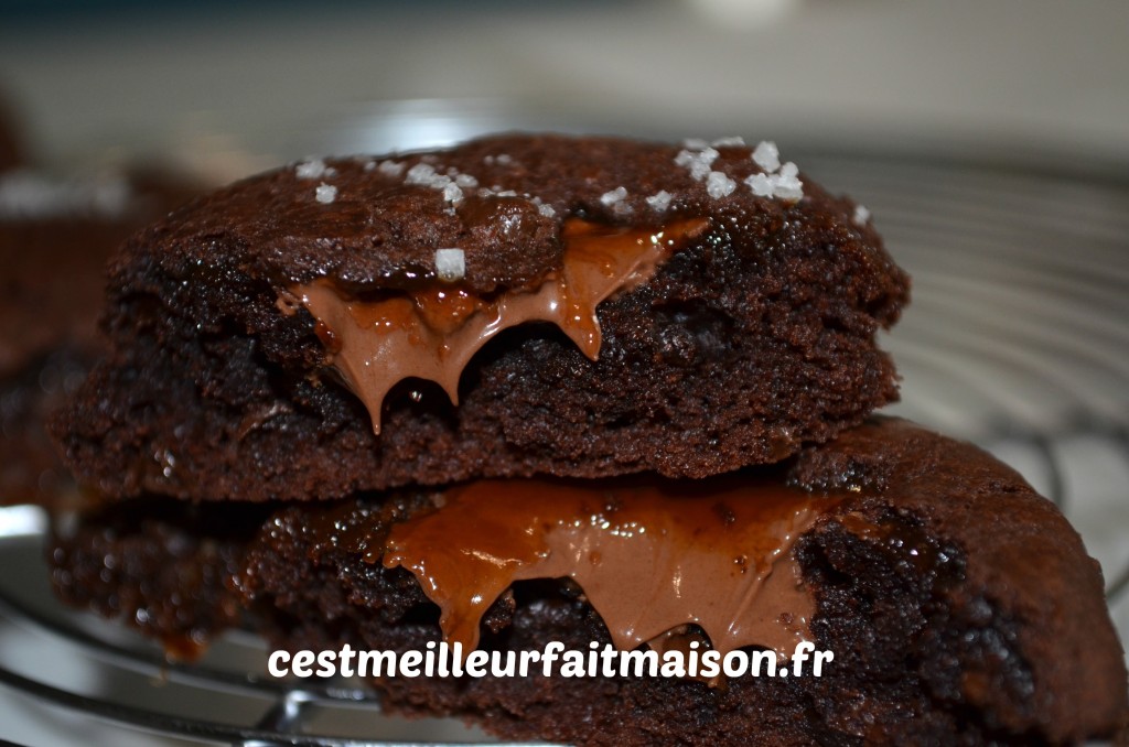 Cookies au chocolat fourrés au caramel