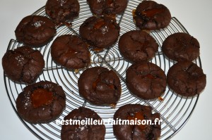 Cookies au chocolat fourrés au caramel