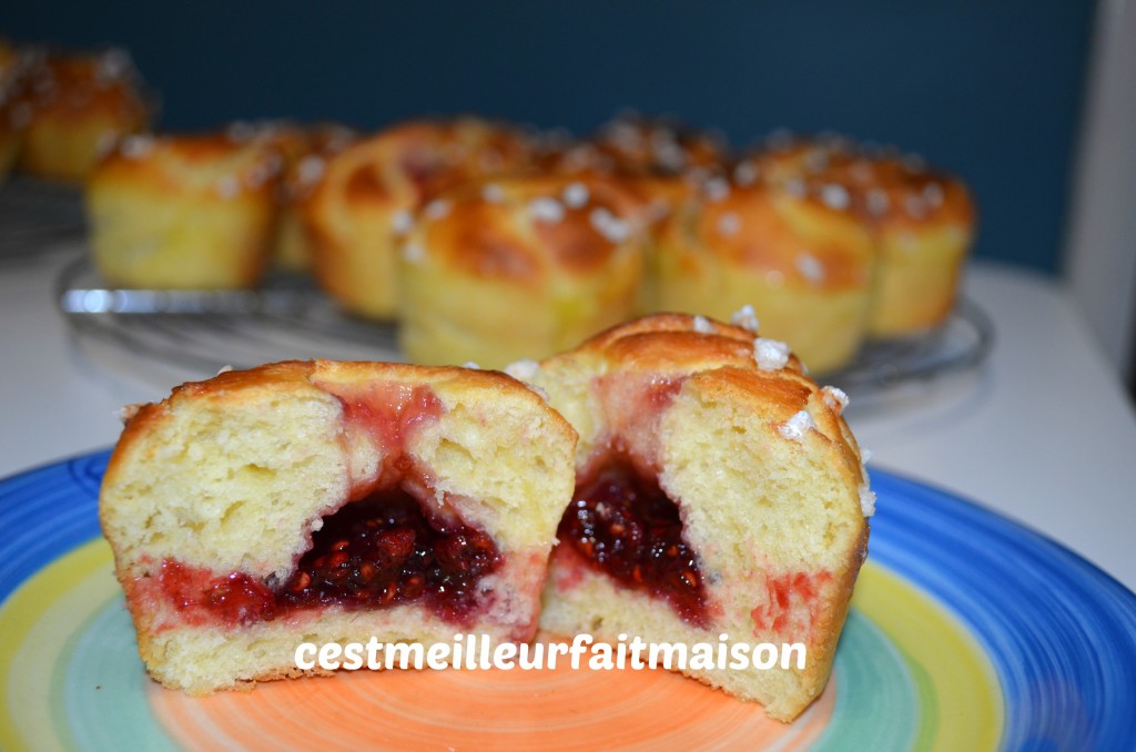 Petites brioches fleurs fourrées à la confiture