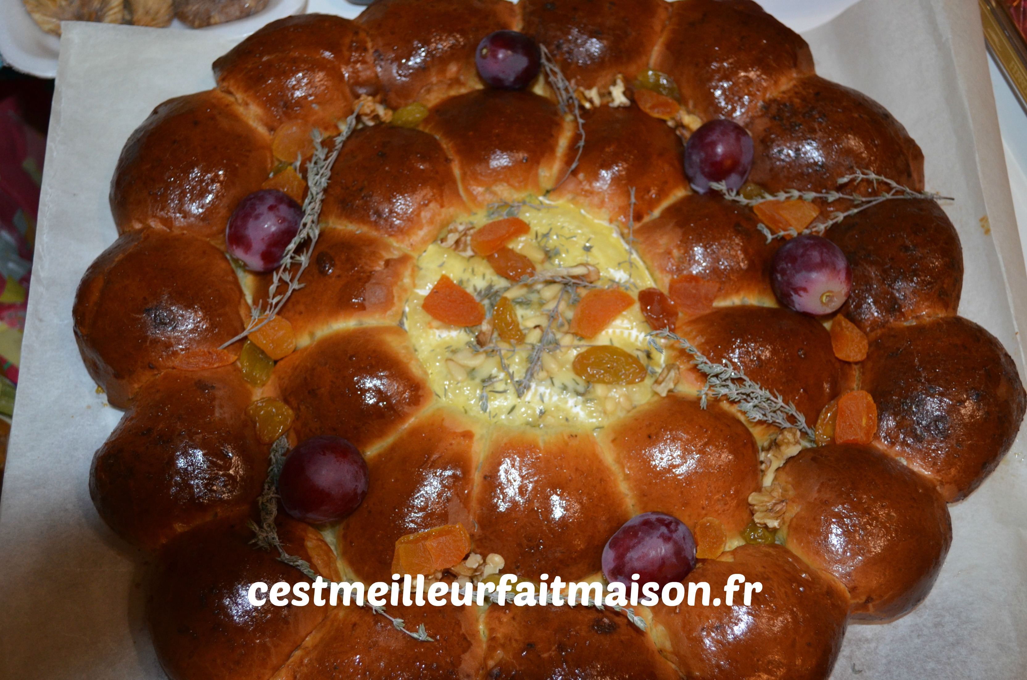 Couronne briochée au pesto et au camembert rôti