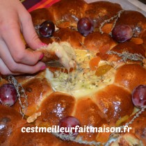 Couronne briochée au pesto et au camembert rôti