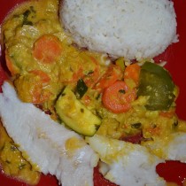 Merlu à la vapeur et légumes au curry