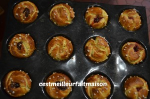 Petites brioches fleurs fourrées à la confiture