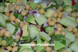 Salade de pois chiches à l'avocat et au concombre